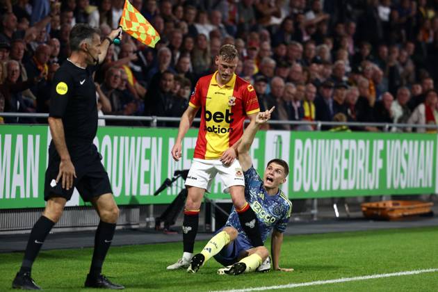 DEVENTER - (l-r) Joris Kramer of Go Ahead Eagles, Anton Gaaei of Ajax during the Dutch Eredivisie match between Go Ahead Eagles and Ajax at De Adelaarshorst on Sept. 21, 2024 in Deventer, Netherlands. ANP VINCENT JANNINK Dutch Eredivisie 2024 25 xVIxANPxSportx xxANPxIVx 509048339 originalFilename: 509048339