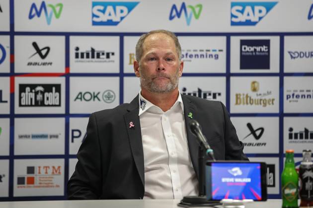 Steve Walker Schwenninger Wild Wings, Head Coach Adler Mannheim vs Schwenninger Wild Wings, Ice Hockey, 1 League, 1 Matchday, 2024 2025, 20 09 2024 DEL REGULATIONS Adler Mannheim vs Schwenninger Wild Wings, Ice Hockey, 1 League, 1 Matchday, 2024 2025, 20 09 2024 Mannheim Copyright: xEibner-Pressefoto JanxPrihodax EP_JPA