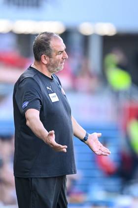 Coach Frank Schmidt 1 FC Heidenheim gestures during the Bundesliga match between 1 FC Heidenheim 1846 and SC Freiburg at Voith Arena on September 21, 2024 in Heidenheim, Germany Photo by Harry Langer DeFodi Images Trainer Frank Schmidt 1 FC Heidenheim gestures during the Bundesliga match between 1 FC Heidenheim 1846 and SC Freiburg at Voith Arena on September 21, 2024 in Heidenheim, Germany Photo by Harry Langer DeFodi Images DFL regulations prohibit any use of photographs as image sequences and or quasi video Defodi 541 FCHSCF20240920 224 Defodi-541 DFL regulations prohibit any use of photographs as image sequences and or quasi-video.
