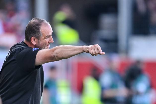 Coach Frank Schmidt 1 FC Heidenheim gestures during the Bundesliga match between 1 FC Heidenheim 1846 and SC Freiburg at Voith Arena on September 21, 2024 in Heidenheim, Germany Photo by Harry Langer DeFodi Images Trainer Frank Schmidt 1 FC Heidenheim gestures during the Bundesliga match between 1 FC Heidenheim 1846 and SC Freiburg at Voith Arena on September 21, 2024 in Heidenheim, Germany Photo by Harry Langer DeFodi Images DFL regulations prohibit any use of photographs as image sequences and or quasi video Defodi 541 FCHSCF20240920 222 Defodi-541 DFL regulations prohibit any use of photographs as image sequences and or quasi-video.