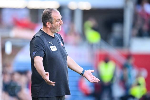 Coach Frank Schmidt 1 FC Heidenheim gestures during the Bundesliga match between 1 FC Heidenheim 1846 and SC Freiburg at Voith Arena on September 21, 2024 in Heidenheim, Germany Photo by Harry Langer DeFodi Images Trainer Frank Schmidt 1 FC Heidenheim gestures during the Bundesliga match between 1 FC Heidenheim 1846 and SC Freiburg at Voith Arena on September 21, 2024 in Heidenheim, Germany Photo by Harry Langer DeFodi Images DFL regulations prohibit any use of photographs as image sequences and or quasi video Defodi 541 FCHSCF20240920 223 Defodi-541 DFL regulations prohibit any use of photographs as image sequences and or quasi-video.