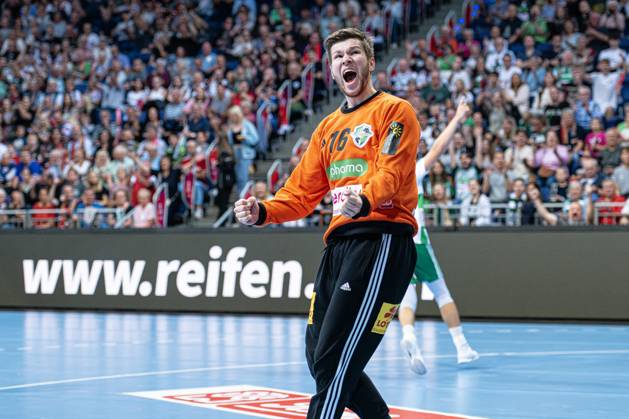 Simon Gade TSV Hannover Burgdorf, No. 16 v l , TSV Hannover Burgdorf white against Füchse Berlin pink on Matchday 3 of the 2024 2025 season in the DAIKIN Handball Bundesliga 22 09 2024, ZAG Arena Hannover, GER , Copyright: xJanxGuentherx xTSVxHannover-Burgdorfx