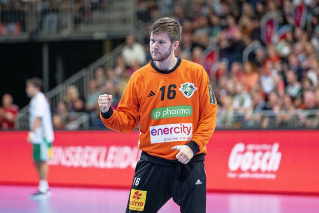 Simon Gade TSV Hannover Burgdorf, No. 16 v l , TSV Hannover Burgdorf white against Füchse Berlin pink on Matchday 3 of the 2024 2025 season in the DAIKIN Handball Bundesliga 22 09 2024, ZAG Arena Hannover, GER , Copyright: xJanxGuentherx xTSVxHannover-Burgdorfx