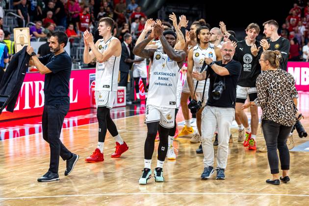 Team, squad, cheers, jubilation, positive emotions, positive emotion, end of game, Bamberg Baskets vs Basketball Loewen Braunschweig, Basketball, easyCredit BBL, Matchday 1, 22 09 2024 Bamberg Baskets vs Basketball Loewen Braunschweig, Basketball, easyCredit BBL, Matchday 1, 22 09 2024 Bamberg Copyright: xEibner-Pressefoto G.xSantemizx EP_EER