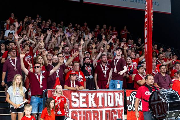 fan, fans, spectators, cheers, cheering, positive emotions, positive emotion, section Suedblock Bamberg Baskets vs Basketball Loewen Braunschweig, basketball, easyCredit BBL, 1 matchday, 22 09 2024 Bamberg Baskets vs Basketball Loewen Braunschweig, basketball, easyCredit BBL, 1 matchday, 22 09 2024 Bamberg Copyright: xEibner-Pressefoto G.xSantemizx EP_EER