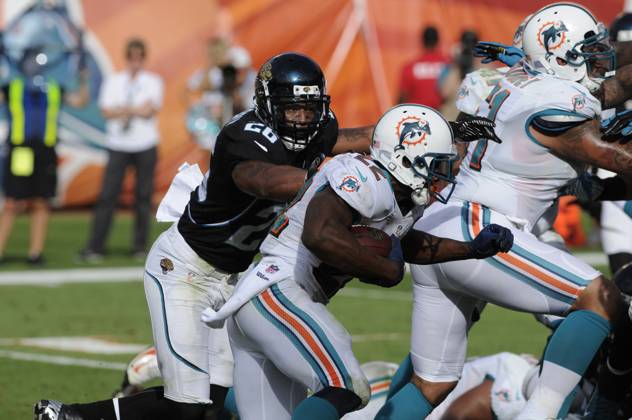NFL, American Football Herren, USA Jaguars vs Dolphins DEC 16 December 16, 2012: Reggie Bush 22 of the Miami Dolphins tries to avoid the tackle by Dawan Landry 26 of the Jacksonville Jaguars during the NFL football game between the Miami Dolphins and Jacksonville Jaguars at Sun Life Stadium in Miami Gardens FL. The Dolphins defeated the Jaguars 24-3. Miami Gardens FL U.S. EDITORIAL USE ONLY Copyright: xx ZUMA-20121216_zaf_cd5_103.jpg JCxRidleyx csmphoto689224