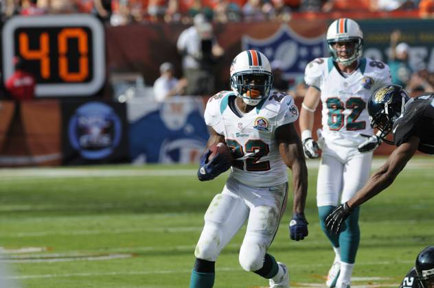 NFL, American Football Herren, USA Jaguars vs Dolphins DEC 16 December 16, 2012: Reggie Bush 22 of the Miami Dolphins in action during the NFL football game between the Miami Dolphins and Jacksonville Jaguars at Sun Life Stadium in Miami Gardens FL. The Dolphins defeated the Jaguars 24-3. Miami Gardens FL U.S. EDITORIAL USE ONLY Copyright: xx ZUMA-20121216_zaf_cd5_102.jpg JCxRidleyx csmphoto689225