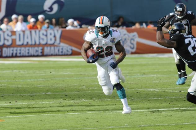 NFL, American Football Herren, USA Jaguars vs Dolphins DEC 16 December 16, 2012: Reggie Bush 22 of the Miami Dolphins in action during the NFL football game between the Miami Dolphins and Jacksonville Jaguars at Sun Life Stadium in Miami Gardens FL. The Dolphins defeated the Jaguars 24-3. Miami Gardens FL U.S. EDITORIAL USE ONLY Copyright: xx ZUMA-20121216_zaf_cd5_100.jpg JCxRidleyx csmphoto689227