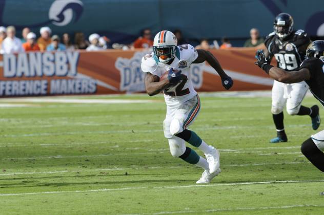 NFL, American Football Herren, USA Jaguars vs Dolphins DEC 16 December 16, 2012: Reggie Bush 22 of the Miami Dolphins in action during the NFL football game between the Miami Dolphins and Jacksonville Jaguars at Sun Life Stadium in Miami Gardens FL. The Dolphins defeated the Jaguars 24-3. Miami Gardens FL U.S. EDITORIAL USE ONLY Copyright: xx ZUMA-20121216_zaf_cd5_099.jpg JCxRidleyx csmphoto689228