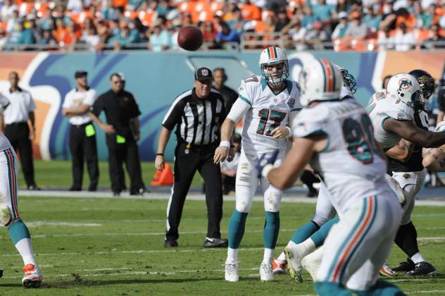 NFL, American Football Herren, USA Jaguars vs Dolphins DEC 16 December 16, 2012: Ryan Tannehill 17 of the MIami Dolphins throws a pass to Anthony Fasano 80 during the NFL football game between the Miami Dolphins and Jacksonville Jaguars at Sun Life Stadium in Miami Gardens FL. The Dolphins defeated the Jaguars 24-3. Miami Gardens FL U.S. EDITORIAL USE ONLY Copyright: xx ZUMA-20121216_zaf_cd5_096.jpg JCxRidleyx csmphoto689231