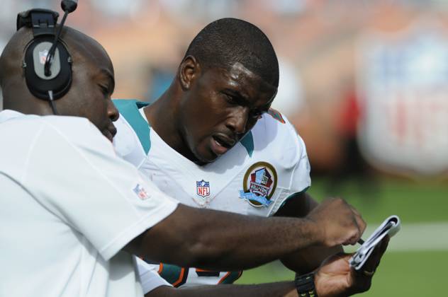NFL, American Football Herren, USA Jaguars vs Dolphins DEC 16 December 16, 2012: Reggie Bush 22 of the Miami Dolphins discusses strategy with running backs coach Jeff Nixon during the NFL football game between the Miami Dolphins and Jacksonville Jaguars at Sun Life Stadium in Miami Gardens FL. The Dolphins defeated the Jaguars 24-3. Miami Gardens FL U.S. EDITORIAL USE ONLY Copyright: xx ZUMA-20121216_zaf_cd5_095.jpg JCxRidleyx csmphoto689232