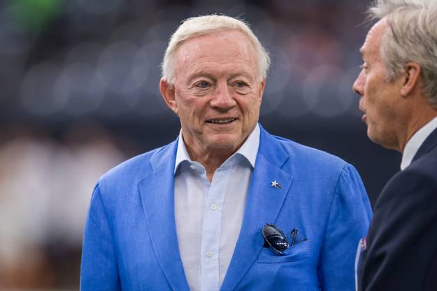 NFL, American Football Herren, USA 2018: Cowboys vs Texans AUG 30 August 30, 2018: Dallas Cowboys owner Jerry Jones stands on the field prior to a preseason NFL football game between the Houston Texans and the Dallas Cowboys at NRG Stadium in Houston, TX. The Texans won the game 14 to 6...Trask Smith CSM Houston TX U.S. EDITORIAL USE ONLY Copyright: xx ZUMA-20180830_zaf_c04_128.jpg TraskxSmithx csmphototwo422666