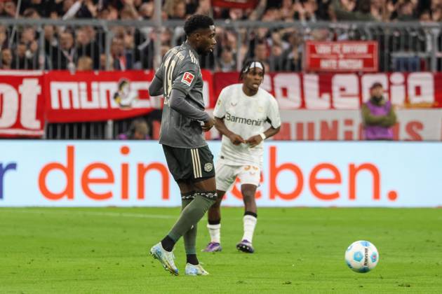 Alphonso Davies FC Bayern Muenchen, 19 with ball, FC Bayern Muenchen vs Bayer 04 Leverkusen , Football, Bundesliga, Matchday 5, Season 24 25, 28 09 2024, DFL REGULATIONS PROHIBIT ANY USE OF PHOTOGRAPHS AS IMAGE SEQUENCES, FC Bayern Muenchen vs Bayer 04 Leverkusen , Football, Bundesliga, Matchday 5, Season 24 25, 28 09 2024 Muenchen Copyright: xEibner-Pressefoto JennixMaulx EP_JML