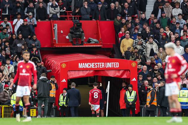 Premier League Manchester United, ManU v Tottenham Hotspur Bruno Fernandes of Manchester United leaves the field after a red card from Referee Chris Kavanagh during the Premier League match Manchester United vs Tottenham Hotspur at Old Trafford, Manchester, United Kingdom, 29th September 2024 (Photo by Mark Cosgrove News Images) Copyright: xMarkxCosgrove NewsxImagesx