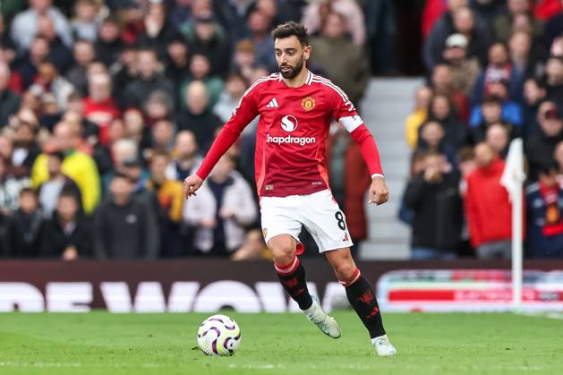 Premier League Manchester United, ManU v Tottenham Hotspur Bruno Fernandes of Manchester United makes a break with the ball during the Premier League match Manchester United vs Tottenham Hotspur at Old Trafford, Manchester, United Kingdom, 29th September 2024 (Photo by Mark Cosgrove News Images) Copyright: xMarkxCosgrove NewsxImagesx