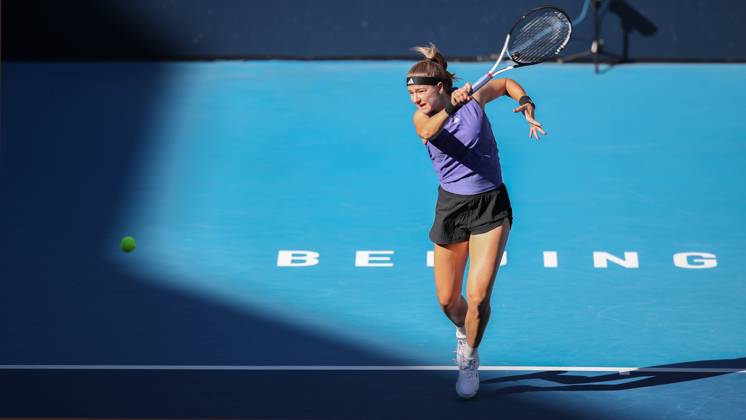 (241002) -- BEIJING, Oct. 2, 2024 -- Karolina Muchova of the Czech Republic hits a return during the women s singles round of 16 match against Cristina Bucsa of Spain at 2024 China Open tennis tournament in Beijing, capital of China, Oct. 2, 2024. (Photo by Xinhua) (SP)CHINA-BEIJING-TENNIS-CHINA OPEN-WOMEN S SINGLES (CN) ChangxNengjia