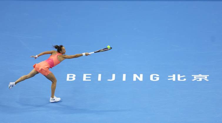 (241002) -- BEIJING, Oct. 2, 2024 -- Zheng Qinwen hits a return during the women s singles round of 16 match between Amanda Anisimova of the United States and Zheng Qinwen of China at the 2024 China Open tennis tournament in Beijing, China, Oct. 2, 2024. ) (SP)CHINA-BEIJING-TENNIS-CHINA OPEN-WOMEN S SINGLES(CN) BaixXuefei