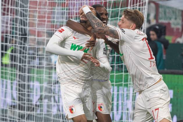 Goal celebration, cheers after his goal for 2 0 from Alexis Julian Claude Maurice FC Augsburg , Ogochukwu Frank Onyeka FC Augsburg and Kristijan JakiÄ‡ FC Augsburg v l, FC Augsburg vs Borussia Moenchengladbach, Football, 1 Bundesliga, 06 Matchday, 04 10 2024 DFB regulations prohibit any use of photographs as image sequences and or quasi video Augsburg Bayern Germany Copyright: xkolbert-press PeterxFastlx