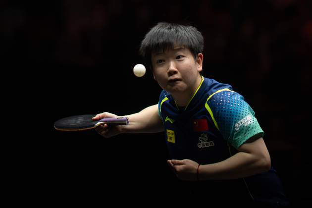 (241005) -- BEIJING, Oct. 5, 2024 -- Sun Yingsha serves during the women s singles semifinal match between Sun Yingsha of China and Fan Siqi of China at 2024 World Table tennis, Tischtennis (WTT) China Smash in Beijing, China, Oct. 5, 2024. ) (SP)CHINA-BEIJING-TABLE TENNIS-WTT-CHINA SMASH-WOMEN S SINGLES (CN) XiaoxYijiu