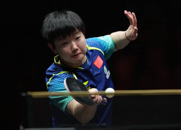 (241005) -- BEIJING, Oct. 5, 2024 -- Sun Yingsha hits a return during the women s singles semifinal match between Sun Yingsha of China and Fan Siqi of China at 2024 World Table tennis, Tischtennis (WTT) China Smash in Beijing, China, Oct. 5, 2024. ) (SP)CHINA-BEIJING-TABLE TENNIS-WTT-CHINA SMASH-WOMEN S SINGLES (CN) ZhangxChenlin