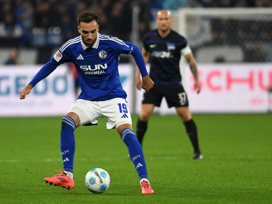 Kenan Karaman FC Schalke 04 in action, on the ball, single action during the 2 Bundesliga match between FC Schalke 04 and Hertha BSC Berlin at Veltins Arena on October 05, 2024 in Gelsenkirchen, Germany Photo by Ralf Treese DeFodi Images Kenan Karaman FC Schalke 04 controls the ball during the 2 Bundesliga match between FC Schalke 04 and Hertha BSC at Veltins Arena on October 5, 2024 in Gelsenkirchen, Germany Photo by Ralf Treese DeFodi Images DFB DFL REGULATIONS PROHIBIT ANY USE OF PHOTOGRAPHS AS IMAGE SEQUENCES AND OR QUASI VIDEO Defodi 521 S04BSC20241005 032 Defodi-521 DFB DFL REGULATIONS PROHIBIT ANY USE OF PHOTOGRAPHS AS IMAGE SEQUENCES AND OR QUASI-VIDEO.