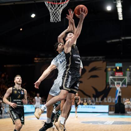 Gian Aydinoglu Nr 4 Basketball Loewen Braunschweig at the basket GER, Basketball Loewen Braunschweig vs MLP Academics Heidelberg, Basketball, easy credit BBL, Season 2024 25, 05 10 2024 GER, Basketball Loewen Braunschweig vs MLP Academics Heidelberg, Basketball, easy credit BBL, Season 2024 25, 05 10 2024 Braunschweig Copyright: xEibner-Pressefoto DanielxREINELTx EP_DRT