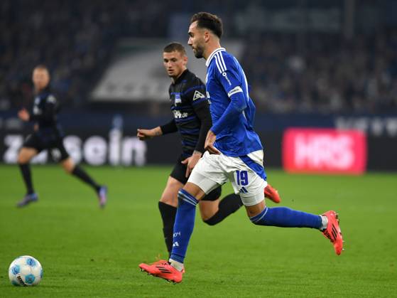 Kenan Karaman FC Schalke 04 in action, on the ball, single action during the 2 Bundesliga match between FC Schalke 04 and Hertha BSC Berlin at Veltins Arena on October 05, 2024 in Gelsenkirchen, Germany Photo by Ralf Treese DeFodi Images Kenan Karaman FC Schalke 04 controls the ball during the 2 Bundesliga match between FC Schalke 04 and Hertha BSC at Veltins Arena on October 5, 2024 in Gelsenkirchen, Germany Photo by Ralf Treese DeFodi Images DFB DFL REGULATIONS PROHIBIT ANY USE OF PHOTOGRAPHS AS IMAGE SEQUENCES AND OR QUASI VIDEO Defodi 521 S04BSC20241005 068 Defodi-521 DFB DFL REGULATIONS PROHIBIT ANY USE OF PHOTOGRAPHS AS IMAGE SEQUENCES AND OR QUASI-VIDEO.