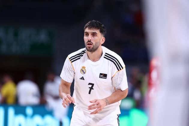 October 6, 2024, Madrid, Madrid, SPAIN: Facundo Campazzo of Real Madrid warms up during the Spanish League, Liga ACB Endesa, basketball match played between Real Madrid and Casademont Zaragoza at WiZink Center on October 6, 2024 in Madrid, Spain. Madrid SPAIN - ZUMAa181 20241006_zaa_a181_037 Copyright: xDennisxAgyemanx