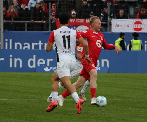 06 10 2024 xmgoodx Frankfurt am Main, PSD Bank Arena Regionalliga Südwest Saison 2024 2025 Eintracht Frankfurt II Kickers Offenbach OFC Ron Berlinski 21, OFC vs Kaan Inanoglu 11, Eintracht Frankfurt II