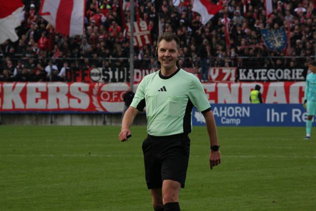 06 10 2024 xmgoodx Frankfurt am Main, PSD Bank Arena Regionalliga Südwest Saison 2024 2025 Eintracht Frankfurt II Kickers Offenbach OFC SChiedsrichter Lucas Heim