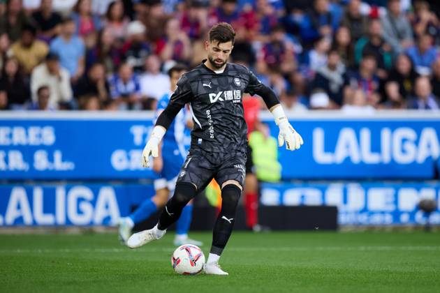 October 6, 2024, Vitoria, Alava, SPAIN: Antonio Sivera of Deportivo Alaves in action during the LaLiga EA Sports match between Deportivo Alaves and FC Barcelona, Barca at Mendizorrotza on October 6, 2024, in Vitoria, Spain. Vitoria SPAIN - ZUMAa181 20241006_zaa_a181_223 Copyright: xRicardoxLarreinax