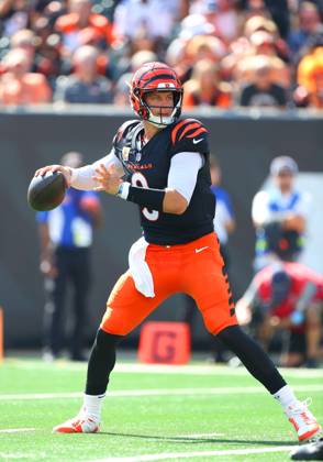 CINCINNATI, OH - OCTOBER 06 - Cincinnati Bengals quarterback Joe Burrow (9) in a game between the Baltimore Ravens and the Cincinnati Bengals at Paycor Stadium on Sunday, October 6, 2024. (Photo by Jeff Moreland Icon Sportswire) NFL, American Football Herren, USA OCT 06 Ravens at Bengals EDITORIAL USE ONLY Icon168241006020