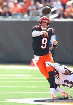 CINCINNATI, OH - OCTOBER 06 - Cincinnati Bengals quarterback Joe Burrow (9) eludes Baltimore Ravens linebacker Trenton Simpson (23) in a game between the Baltimore Ravens and the Cincinnati Bengals at Paycor Stadium on Sunday, October 6, 2024. (Photo by Jeff Moreland Icon Sportswire) NFL, American Football Herren, USA OCT 06 Ravens at Bengals EDITORIAL USE ONLY Icon168241006023