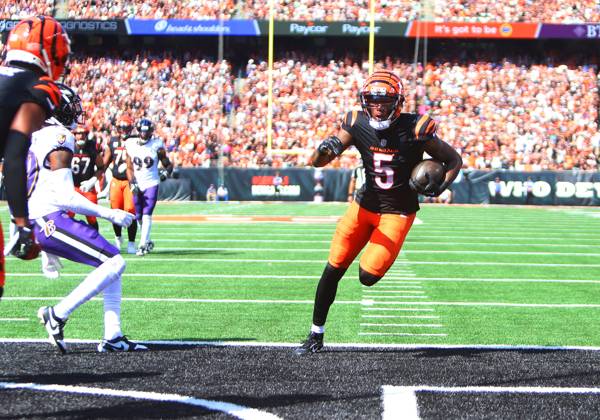 CINCINNATI, OH - OCTOBER 06 - Cincinnati Bengals wide receiver Tee Higgins (5) gets into the end zone for a touchdown in a game between the Baltimore Ravens and the Cincinnati Bengals at Paycor Stadium on Sunday, October 6, 2024. (Photo by Jeff Moreland Icon Sportswire) NFL, American Football Herren, USA OCT 06 Ravens at Bengals EDITORIAL USE ONLY Icon168241006033