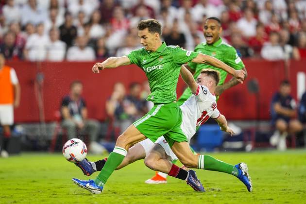 October 6, 2024, Sevilla, Sevilla, SPAIN: Diego Llorente of Real Betis and Peque Fernandez of Sevilla FC in action during the Spanish league, LaLiga EA Sports, football match played between Sevilla FC and Real Betis at Ramon Sanchez-Pizjuan stadium on October 6, 2024, in Sevilla, Spain. Sevilla SPAIN - ZUMAa181 20241006_zaa_a181_272 Copyright: xJoaquinxCorcherox