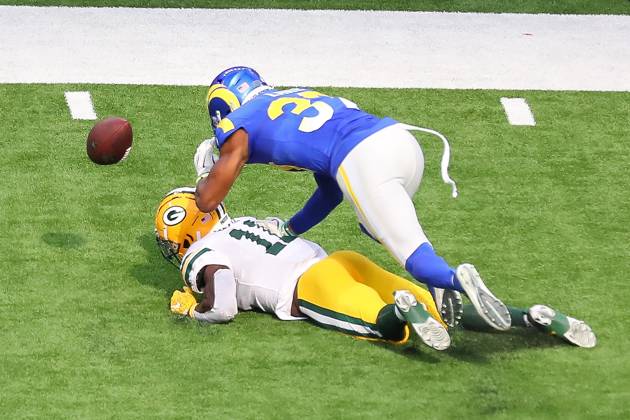 INGLEWOOD, CA - OCTOBER 6: Los Angeles Rams safety Quentin Lake (37) with tight coverage on Green Bay Packers wide receiver Jayden Reed (11) during the NFL, American Football Herren, USA game between the Green Bay Packers and the Los Angeles Rams on October 06, 2024, at SoFi Stadium in Inglewood, CA. (Photo by Jevone Moore Icon Sportswire) NFL: OCT 06 Packers at Rams EDITORIAL USE ONLY Icon20241006058