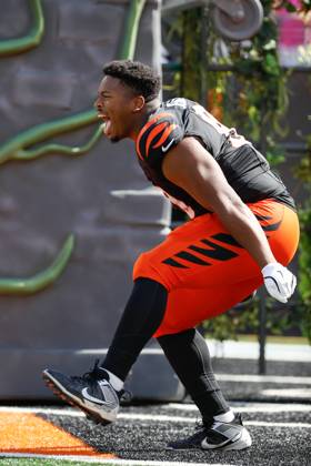 CINCINNATI, OH - OCTOBER 06: Cincinnati Bengals defensive tackle Kris Jenkins Jr. (90) runs onto the field before the game against the Baltimore Ravens and the Cincinnati Bengals on October 6, 2024, at Paycor Stadium in Cincinnati, OH. (Photo by Ian Johnson Icon Sportswire) NFL, American Football Herren, USA OCT 06 Ravens at Bengals EDITORIAL USE ONLY Icon241006047