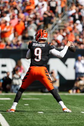 CINCINNATI, OH - OCTOBER 06: Cincinnati Bengals quarterback Joe Burrow (9) passes the ball during the game against the Baltimore Ravens and the Cincinnati Bengals on October 6, 2024, at Paycor Stadium in Cincinnati, OH. (Photo by Ian Johnson Icon Sportswire) NFL, American Football Herren, USA OCT 06 Ravens at Bengals EDITORIAL USE ONLY Icon241006068