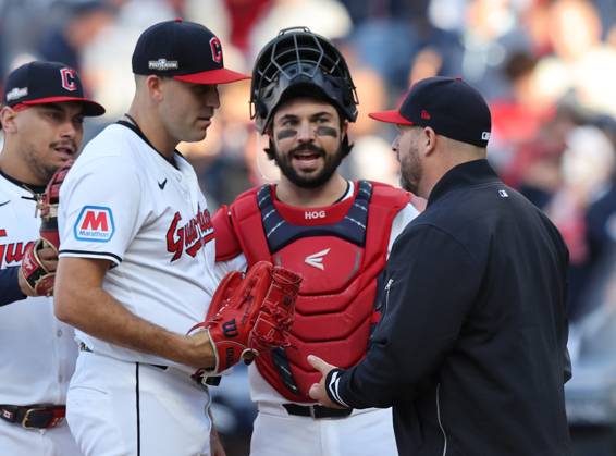 Cleveland Guardians manager Stephen Vogt relieves starting pitcher Matthew Boyd in the fifth inning against the Detroit Tigers in game two of the MLB, Baseball Herren, USA ALDS at Progressive Field in Cleveland on Monday, October 7, 2024. Boyd had five strikeouts and a shutout through 4.2 innings. CLE20241007818 AARONxJOSEFCZYK