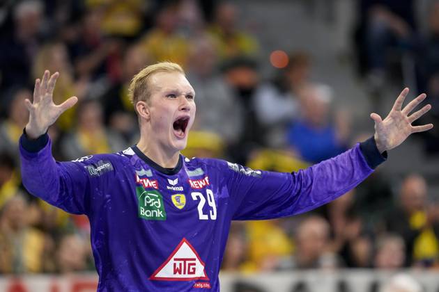 David Späth goalkeeper, RNL, 29 , Rhein Neckar Löwen player, single picture, single photo, action, cheer, cheers, cheers, celebration, joy, rejoice, rejoicing, confident, optimistic, positive, game scene, 07 10 2024, Mannheim Germany , Handball, Bundesliga, Rhein Neckar Löwen Handball Sport Verein Hamburg xozx