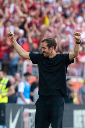 Julian Schuster SC Freiburg, coach celebrates victory, GER, SC Freiburg SCF vs VfB Stuttgart VFB , Bundesliga, 1 Spieltag, Saison 2024 2025, 24 08 2024 DFB DFL regulations prohibit any use of photographs as image sequences and or quasi video GER, SC Freiburg SCF vs VfB Stuttgart VFB , Bundesliga, 1 Spieltag, Saison 2024 2025, 24 08 2024 Freiburg Copyright: xEibner-Pressefoto Memmlerx EP_MMR