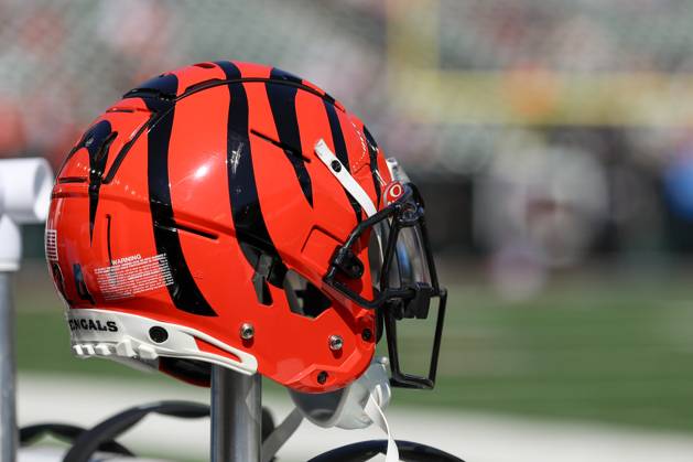 CINCINNATI, OH - OCTOBER 06: A Cincinnati Bengals helmet sits before the game against the Baltimore Ravens and the Cincinnati Bengals on October 6, 2024, at Paycor Stadium in Cincinnati, OH. (Photo by Ian Johnson Icon Sportswire) NFL, American Football Herren, USA OCT 06 Ravens at Bengals EDITORIAL USE ONLY Icon241006140