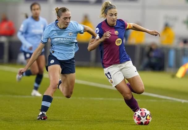 Manchester, England, 9th October 2024. Alexia Putellas of Barcelona (R) is challenged by Naomi Layzell of Manchester City during the UEFA Womens Champions League match at the Academy Stadium, Manchester. Picture credit should read: Andrew Yates Sportimage EDITORIAL USE ONLY. No use with unauthorised audio, video, data, fixture lists, club league logos or live services. Online in-match use limited to 120 images, no video emulation. No use in betting, games or single club league player publications. SPI-3368-0005