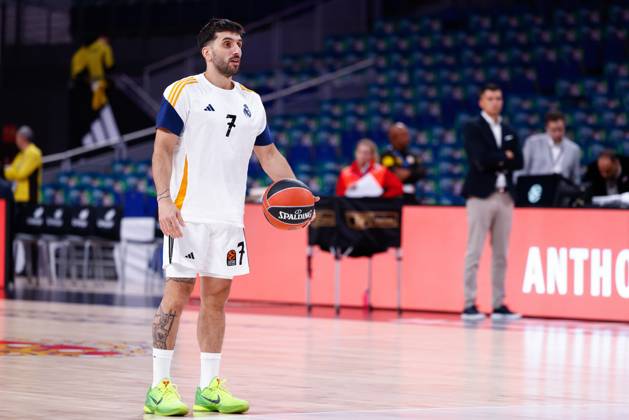 October 10, 2024, Madrid, Madrid, SPAIN: Facundo Campazzo of Real Madrid warms up during the Turkish Airlines EuroLeague, basketball match played between Real Madrid and Partizan Mozzart Bet Belgrade at WiZink Center on October 10, 2024 in Madrid, Spain. Madrid SPAIN - ZUMAa181 20241010_zaa_a181_075 Copyright: xDennisxAgyemanx