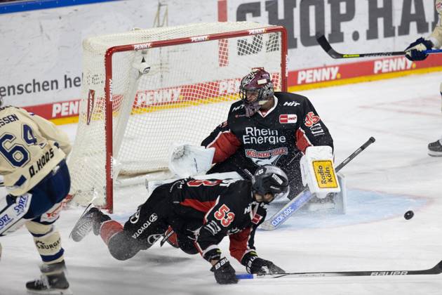 PENNY DEL 1 Kölner Haie Schwenninger Wild Wings Cologne, 11 10 2024 Julius Hudacek Kölner Haie, 35 Adam Almquist Kölner Haie, 53 PENNY DEL 1 Kölner Haie Schwenninger Wild Wings on 11 10 2024 at the Lanxess Arena in Cologne Germany Copyright: xBEAUTIFULxSPORTS AndreasxDickx