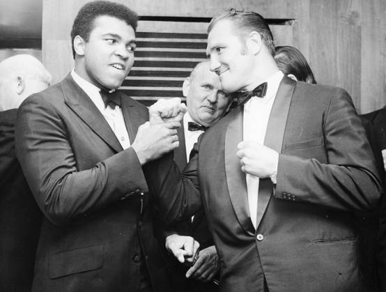 October 19, 1971 London, England, United Kingdom: CASSIUS CLAY (Muhammed Ali), former World Heavyweight Champion, who was a guest of honor at last nights boxing bill at the World Sporting Club, London, shapes up to JACK BODELL, the British and Empire Heavyweight champion. Muhammed Ali appeared by kind permission of Ovaltine who have sponsored his trip to England, Nigeria, etc. London United Kingdom - ZUMAk09_ 19711019_jtc_k09_754 Copyright: xKeystonexPressxAgencyx