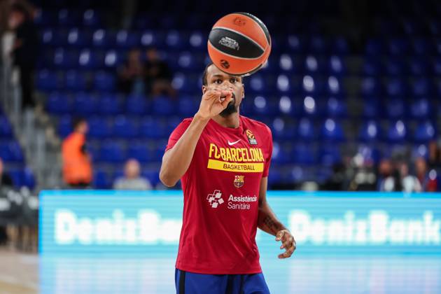 October 11, 2024, Barcelona, Barcelona, Spain: Kevin Punter of FC Barcelona, Barca warms up during the Turkish Airlines Euroleague, match played between FC Barcelona and Alba Berlin at Palau Blaugrana on October 11, 2024 in Barcelona, Spain. Barcelona Spain - ZUMAa181 20241011_zaa_a181_021 Copyright: xJavierxBorregox
