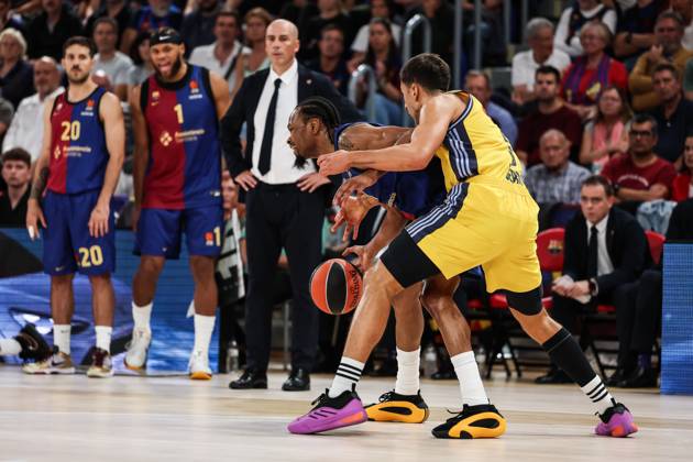 October 11, 2024, Barcelona, Barcelona, Spain: Kevin Punter of FC Barcelona, Barca and Matteo Spagnolo of Alba Berlin in action during the Turkish Airlines Euroleague, match played between FC Barcelona and Alba Berlin at Palau Blaugrana on October 11, 2024 in Barcelona, Spain. Barcelona Spain - ZUMAa181 20241011_zaa_a181_052 Copyright: xJavierxBorregox