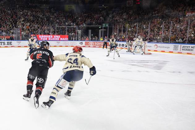 PENNY DEL 1 Kölner Haie Schwenninger Wild Wings Cologne, 11 10 2024 Robin van Calster Kölner Haie, 5 Banjamin Marshall Schwenninger Wild Wings, 54 PENNY DEL 1 Kölner Haie Schwenninger Wild Wings on 11 10 2024 at the Lanxess Arena in Cologne Germany Copyright: xBEAUTIFULxSPORTS AndreasxDickx