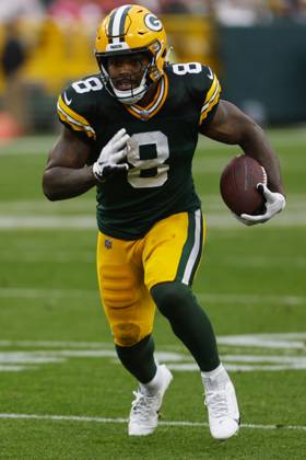 GREEN BAY, WI - OCTOBER 13: Green Bay Packers running back Josh Jacobs (8) runs with the ball during a game between the Green Bay Packers and the Arizona Cardinals at Lambeau Field on October 13, 2024 in Green Bay, WI. (Photo by Larry Radloff Icon Sportswire) NFL, American Football Herren, USA OCT 13 Cardinals at Packers EDITORIAL USE ONLY Icon02410131581